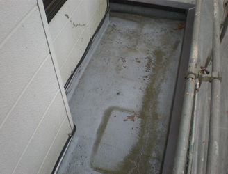 玄関上庇のＦＲＰ防水面　工事前
