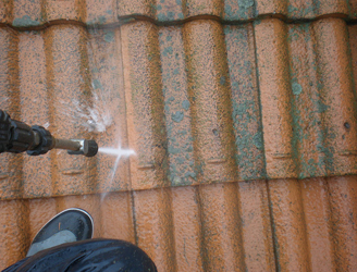 洋瓦屋根　藻を高圧洗浄でこそぎ落します。