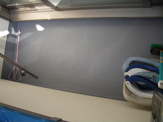 ベランダ防水面は塗り替えの度トップコート（最表面の塗膜）のみ施工を。